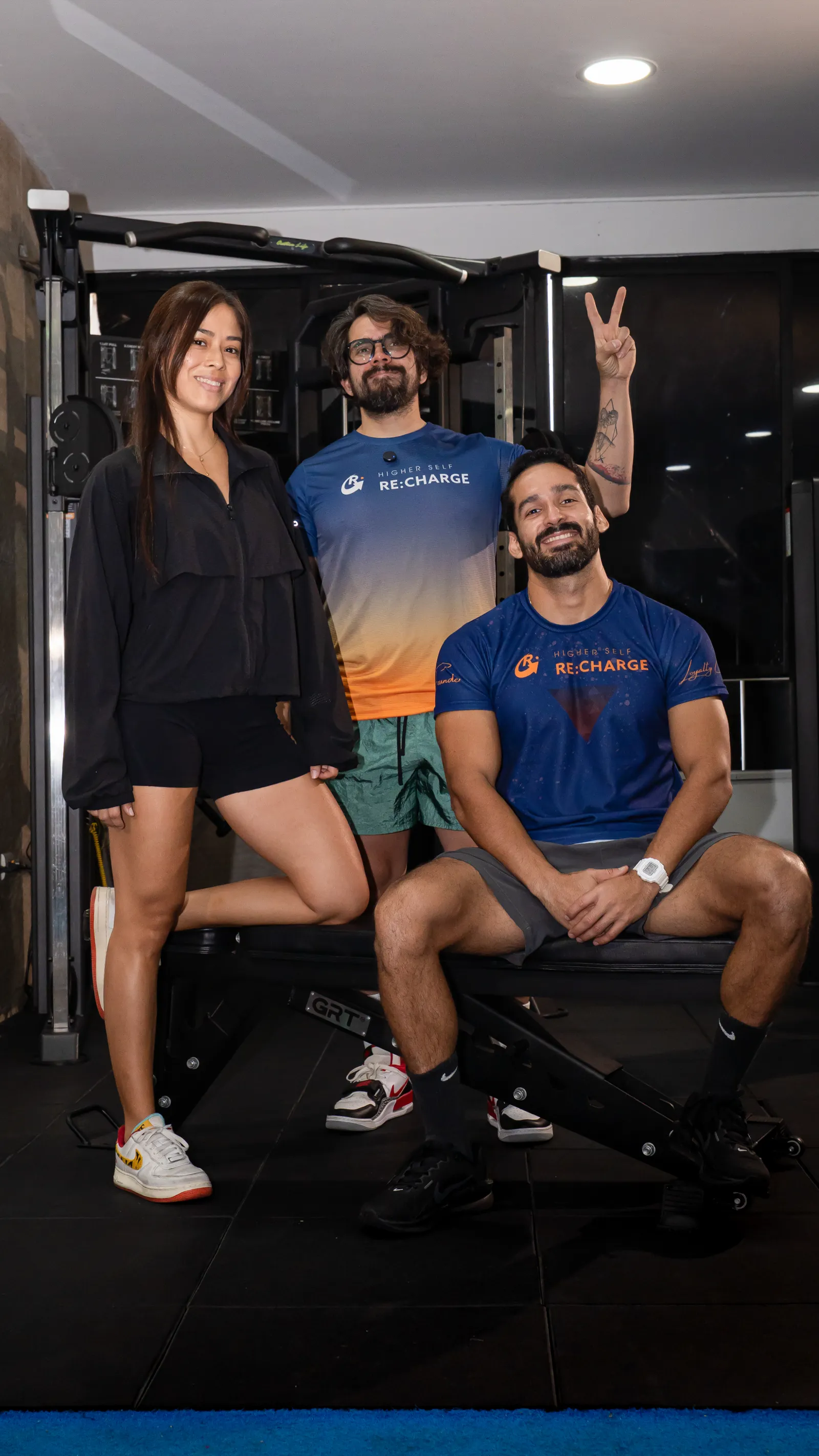 Equipo de ReCharge con las camisetas de la marca en el gimnasio